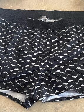 Old Navy Black & White Patterned Women’s Board Shorts - NWT - Size XXL - Summer